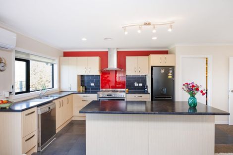 Photo of property in 12 Ron Place, Fitzherbert, Palmerston North, 4410