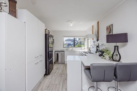 Photo of property in 2/8 Lochend Place, Highland Park, Auckland, 2010