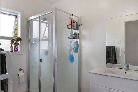 Photo of property in 2 Totara Road, Te Atatu Peninsula, Auckland, 0610