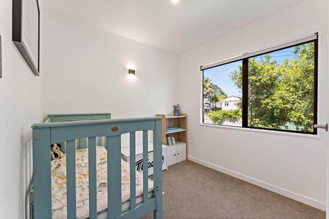 Photo of property in 1/85 Kaurilands Road, Titirangi, Auckland, 0604