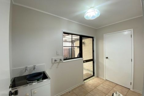 Photo of property in 18 Bosnyak Drive, Te Atatu South, Auckland, 0610