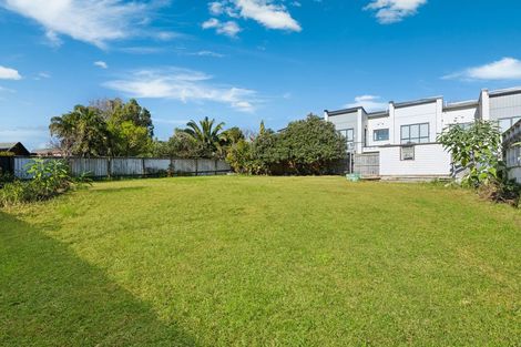 Photo of property in 23 Humphrey Kemp Avenue, Henderson, Auckland, 0612