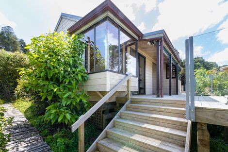 Photo of property in 52 Rauhuia Crescent, Parau, Auckland, 0604