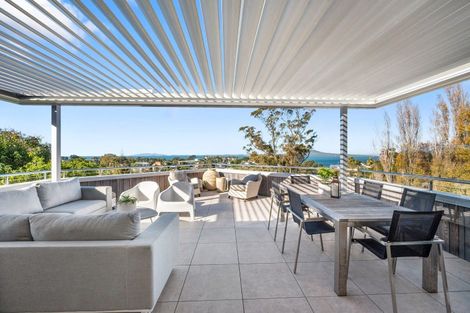 Photo of property in 2/39 Eastcliffe Road, Castor Bay, Auckland, 0620