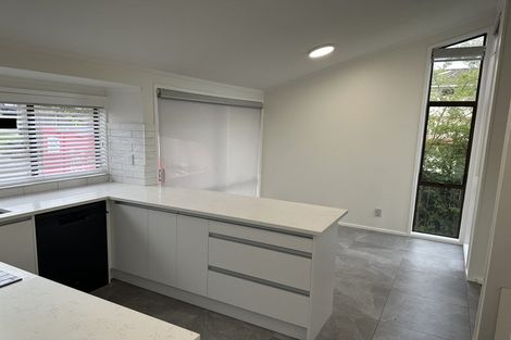 Photo of property in 2/6 Clare Place, Glenfield, Auckland, 0629