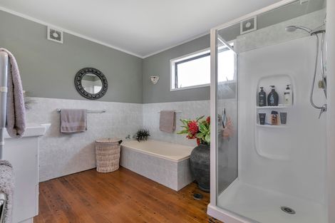 Photo of property in 17 Matua Road, Huapai, Kumeu, 0810