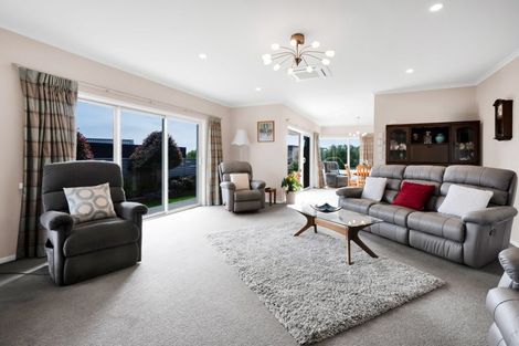 Photo of property in 5 Vardon Way, Waiwhakaiho, New Plymouth, 4312