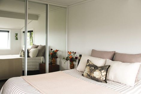 Photo of property in 15 Piha Road, Piha, New Lynn, 0772