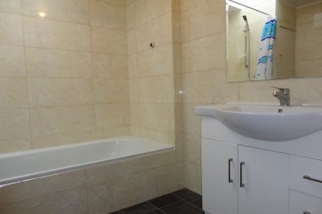 Photo of property in 9/26 Islington Avenue, New Lynn, Auckland, 0600