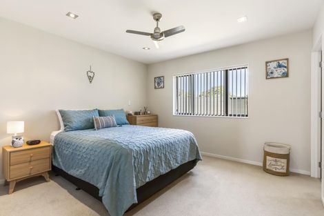 Photo of property in 18 Royalle Mews, Botany Downs, Auckland, 2010