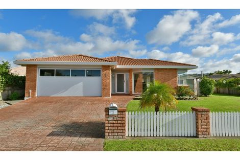 Photo of property in 1 Lakeside Drive, Orewa, 0931