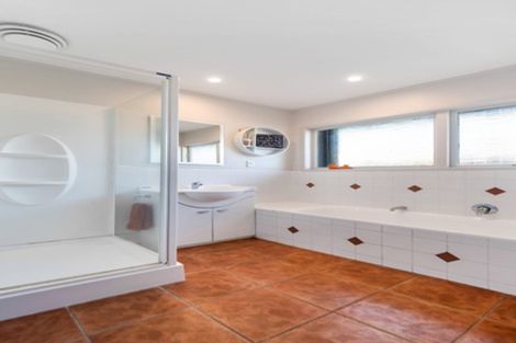 Photo of property in 5 Cascades Road, Pakuranga Heights, Auckland, 2010