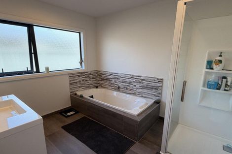 Photo of property in 34 Atlantic Drive, Fitzherbert, Palmerston North, 4410