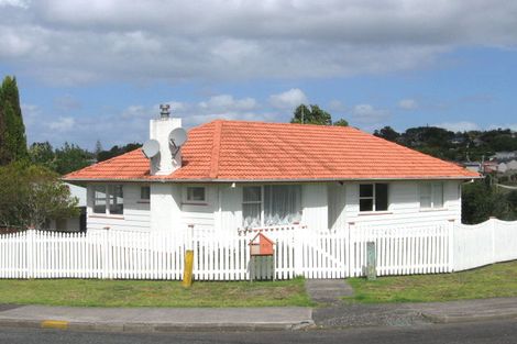 Photo of property in 2 Woodhams Street, Beach Haven, Auckland, 0626