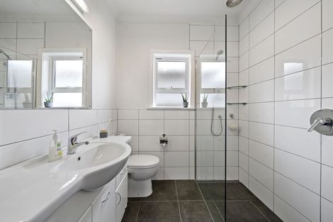 Photo of property in 25 Mexted Terrace, Tawa, Wellington, 5028