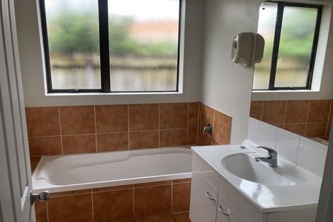 Photo of property in 10 Waldos Way, Mangere, Auckland, 2022