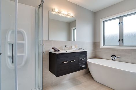 Photo of property in 60 Eriksen Road, Te Awa, Napier, 4110