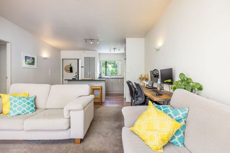 Photo of property in 8d Arotau Place, Grafton, Auckland, 1023