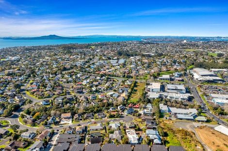 Photo of property in 1/56 Centorian Drive, Windsor Park, Auckland, 0632