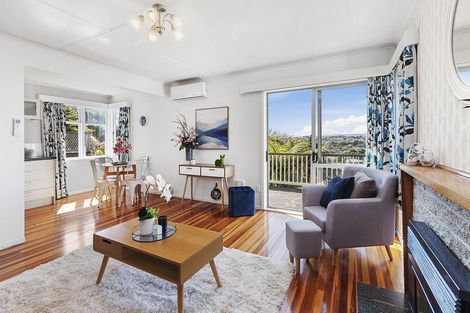 Photo of property in 6 Salford Street, Newlands, Wellington, 6037