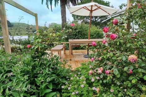 Photo of property in 10 Franklin Road, Paparoa, 0571