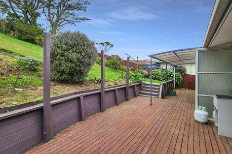 Photo of property in 56 Colchester Crescent, Newlands, Wellington, 6037