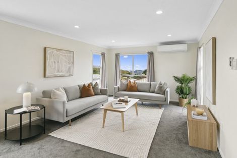 Photo of property in 17 Cheltenham Terrace, Newlands, Wellington, 6037