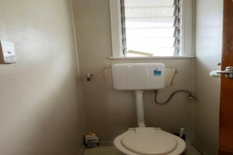 Photo of property in 81 Pupuke Road, Northcote, Auckland, 0627