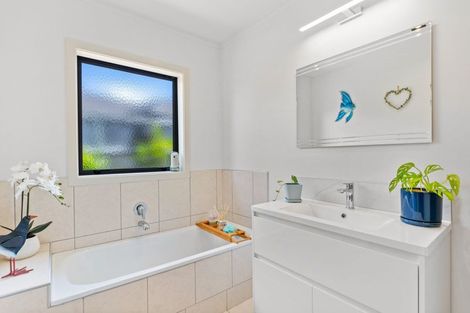 Photo of property in 98 Barbados Way, One Tree Point, 0118