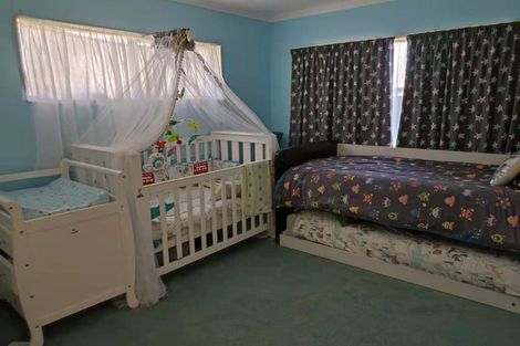 Photo of property in 12 Gunner Drive, Te Atatu Peninsula, Auckland, 0610