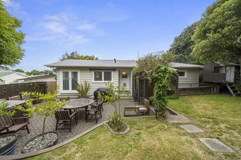 Photo of property in 7 Saint Johns Terrace, Tawa, Wellington, 5028