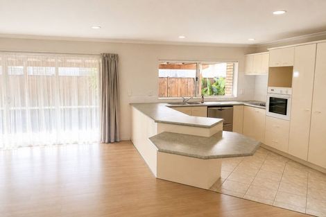 Photo of property in 14 Corta Bella Place, Golflands, Auckland, 2013