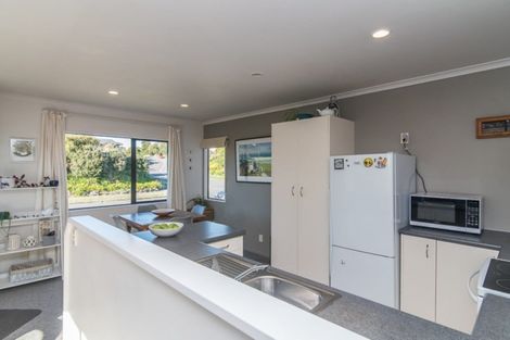 Photo of property in 121 Queens Road, Waikanae Beach, Waikanae, 5036