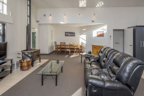 Photo of property in 77 Waikawa Beach Road, Manakau, Levin, 5573