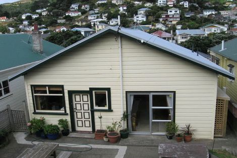 Photo of property in 17 Waikato Street, Island Bay, Wellington, 6023