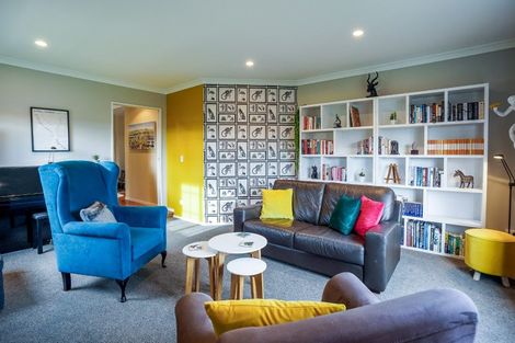 Photo of property in 16 La Lena Grove, Fitzherbert, Palmerston North, 4410