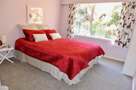 Photo of property in 8 Saint Catherines Terrace, Tawa, Wellington, 5028