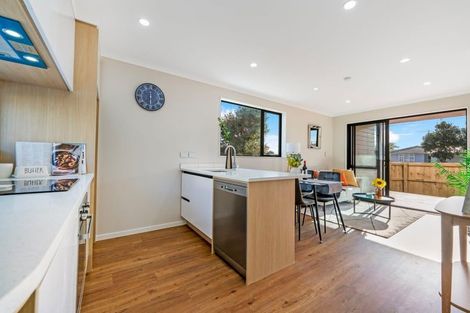 Photo of property in 4/3 Royal View Road, Te Atatu South, Auckland, 0610