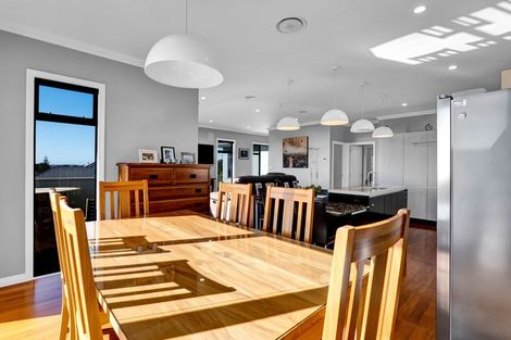 Photo of property in 5 South Road, Moturoa, New Plymouth, 4310