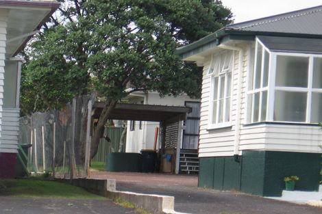 Photo of property in 2 Laura Street, Kelston, Auckland, 0602