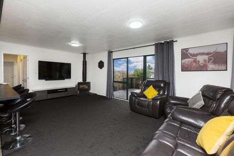 Photo of property in 2 Monarch Grove, Maoribank, Upper Hutt, 5018
