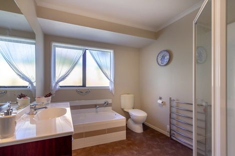 Photo of property in 7 Rarawa Place, Vogeltown, New Plymouth, 4310