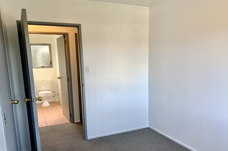 Photo of property in 2/87 Fairclough Road, Beach Haven, Auckland, 0626