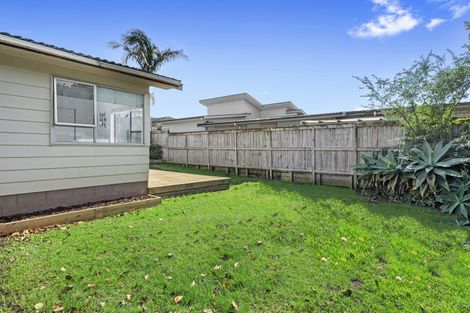 Photo of property in 3/100 Royal Road, Massey, Auckland, 0614