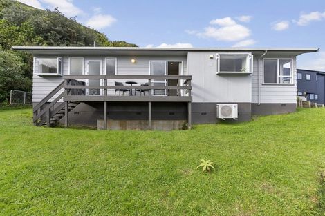Photo of property in 12 Evesham Place, Newlands, Wellington, 6037