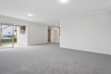 Photo of property in 37 Beaubank Road, Kelston, Auckland, 0602