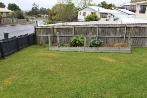 Photo of property in 1/8 Louise Place, West Harbour, Auckland, 0618