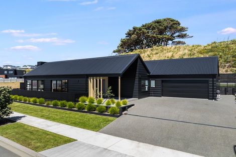 Photo of property in 75 Queen Charlotte Drive, Aotea, Porirua, 5024