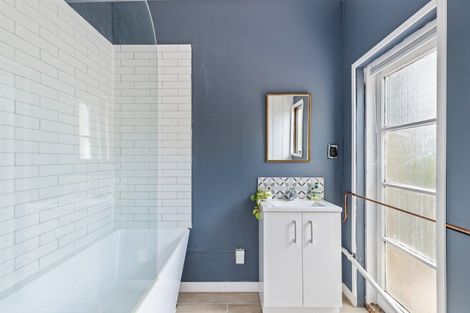 Photo of property in 13 Lindaver Grove, Merrilands, New Plymouth, 4312