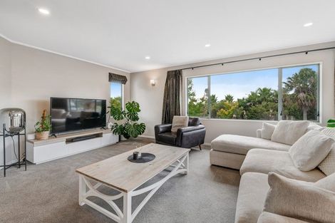 Photo of property in 24 Goldfinch Rise, Unsworth Heights, Auckland, 0632